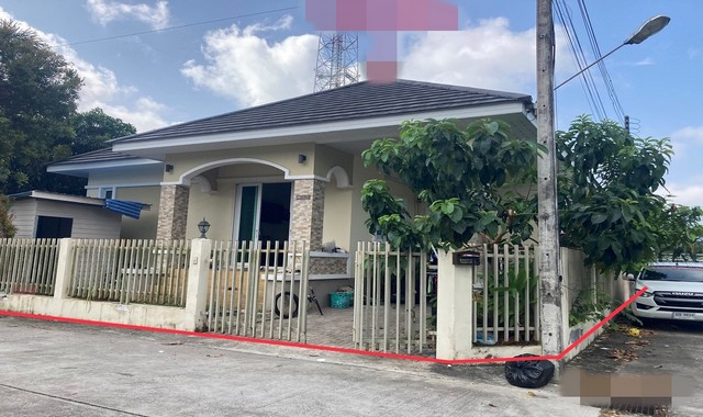 รายละเอียดเพิ่มเติมCode ID :   PKK02-15199ราคาขาย          3,300,000 บาท- ขนาดพื้นที่ :    47.80  ตร.ว  - พื้นที่ใช้สอย :     99.20 ตร.ม- จำนวนห้อง :  3 ห้องนอน 2 ห้องน้ำ- ที่จอดรถ :     1-2 คัน- บ้านเดี่ยว :      1 ชั้น- บ้านเดี่ยวหันทางทิศ : -- อายุอาคาร :   7 ปีพิกัดทรัพย์  :       https://maps.app.goo.gl/AEUPkwGxyw7EeQAGA สถานที่ใกล้เคียง- ใกล้โลตัส โกเฟรช สาขาตลาดศรีฟ้า สมุย - ใกล้โลตัส โกเฟรช ซูเปอร์มาร์เก็ต หน้าทอน- ใกล้โรงพยาบาลเกาะสมุย- ใกล้ตลาดสดศรี�