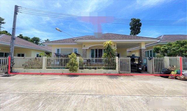 รายละเอียดเพิ่มเติมCode ID :   PKK02-14866ราคาขาย           3,200,000 บาท- ขนาดพื้นที่ :    47.30  ตร.ว  - พื้นที่ใช้สอย :     100.10 ตร.ม- จำนวนห้อง :  3 ห้องนอน 2 ห้องน้ำ- ที่จอดรถ :     1-2 คัน- บ้านเดี่ยว :      1 ชั้น- บ้านเดี่ยวหันทางทิศ : -- อายุอาคาร :   7 ปีพิกัดทรัพย์ :       https://maps.app.goo.gl/KyYsk6zD7eC4xgGc9สถานที่ใกล้เคียง- ใกล้โลตัส โกเฟรช ซูเปอร์มาร์เก็ต หน้าทอน- ใกล้โลตัส โกเฟรช สาขาตลาดศรีฟ้า สมุย - ใกล้โรงพยาบาลเกาะสมุย- ใกล้ตลาดสดศรี�