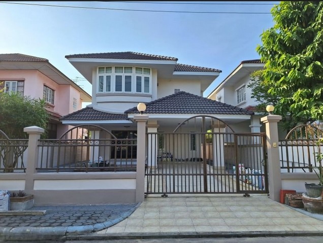 RK01276 ให้เช่าบ้าน 3 ห้องนอน 2 ห้องน้ำ หมู่บ้านศิรินทรา ถนนร่มเกล้า ซอยร่มเกล้า 19ติดต่อ : คุณเด่นชัย 09-8481-8989         :06-2839-4747 Line   :0984818989          : https://line.me/ti/p/ezz8HbMifz         : แอดไลน์ แคปหน้าจอสอบถามได้เลยครับโครงการ, หมู่บ้านศิรินทรา ถนนร่มเกล้าบ้านเดี่ยว 2 ชั้น 60 ตร.ว.180 ตร.ม.3 ห้องนอน 2 ห้องน้ำ 1ห้องเก็บของแอร์ 2 เฟอร์นิเจอร์บางส่วนจากสนามบินสุวรรณภูมิ 10 นาที พักอาศัยได้ไม่เกิน 4 คน **ไม่รับผู้เช่าที่สูบ