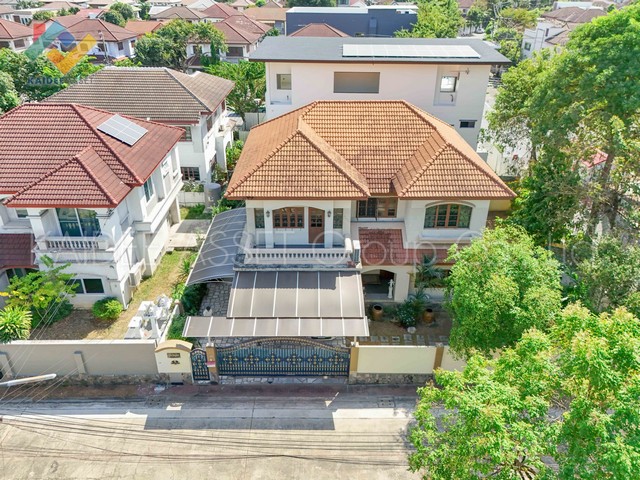 รหัสทรัพย์ : 99068บ้านเดี่ยว หมู่บ้าน ชัยพฤกษ์ รามอินทรา สุขาภิบาล 5 หลังมุมที่ตั้ง : ถนน สุขาภิบาล 5 แขวงออเงิน เขตสายไหม กรุงเทพฯ 10220รายละเอียดทรัพย์- เนื้อที่ 111 ตารางวา- พื้นที่ใช้สอย 230 ตารางเมตร- 3 ห้องนอน 3 ห้องน้ำ- 1 ห้องแม่บ้าน ห้องน้ำในตัว- 1 ห้องรับแขก 1 ห้องครัว- แอร์ 5 ตัว- ที่จอดรถ 2 คัน- บรรยากาศดี ต้นไม้ในบ้านร่มรื่น- ค่าส่วนกลางตารางวาละ 11 บาท ส่วนกลางดีมากแผนที่ : ht