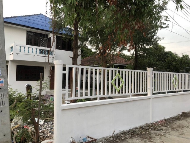 ขายบ้านเดี่ยว 2ชั้น 100วา จ.นนทบุรี ย่านบางใหญ่ 4,200,000 บาท โฉนด ฉ.60854 และ ฉ.60855 เนื้อที่รวม 100 ตร.วา  ติดถนนปูน หน้ากว้างรั้วบ้านประมาณ 15.55 เมตร ยาว 26.5 เมตร 4ห้องนอน 2ห้องน้ำ 1ห้องครัว ห้องโถงใหญ่ ทำโรงจอดรถแล้ว มีระเบียง หน้า-หลัง เนื่อที่ใช้สอยเยอะ บริเวณบ้านร่มรื่นเย็นสบาย ใกล้ร้านค้าแหล่งอำนวยความสะดวกครบครัน ใกล้ตลาดเจ้าพระยาและตลาดสดขนาดใหญ่ ใกล้ร้านทันตกรรม และร้