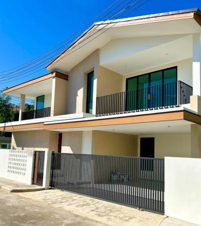 ติดต่อ หลิน 088 598 6998 Line ID: positive.gaราคา 10.9 ล้านบาท*บ้านสร้างใหม่ ใจกลางเมืองเชียงใหม่ย่านธุรกิจ แหล่งสุดฮิตของคนเชียงใหม่หมู่บ้านนิมมาน ติดทางเข้ากองบิน 41.หน้าบ้านทิศตะวันออกเนื้อที่ดิน 56 ตรว พื้นที่ใช้สอย 224 ตรม (รวมที่จอดรถ)ตรงข้ามสวนสาธารณะหมู่บ้าน.2ห้องนอน 3ห้องน้ำ 1ห้องนอนรับแขก 1ห้องเก็บของที่จอดรถ 2คัน.ระยะทาง1.7 km จากถนนนิมมานเหมินทร์2.5 km จากสนามบินเชียงใหม่2.5 km จาก