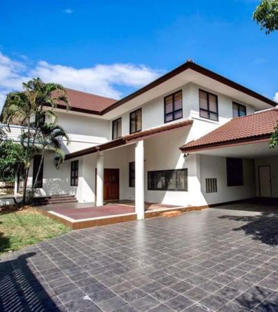 ติดต่อ หลิน 088 598 6998 Line ID: positive.gaขาย 8.8 ลบ* บ้านพร้อมที่ดิน 185 ตร.ว. (สนามหญ้ารอบบ้าน)ใกล้ราชพฤกษ์, ไนท์ซาฟารี 5 นาที ถ.เลียบคลองชลประทาน ต.หนองควาย อ.หางดง   บ้านพฤกษาดอยคำ : Baan Prueksa Doikham   .3 ห้องนอน2 ห้องน้ำ2 ที่จอดรถ 1ห้องเก็บของใหญ่ที่ดิน 185 ตร.ว (พร้อมสนามหญ้ารอบบ้าน).รายละเอียดเพิ่มเติมชั้นล่าง : 1 ห้องครัว 1ห้องน้ำ (แยกโซนแห้ง/เปียก)มีอ่างและฝักบัว ทั้งชั้นบน-ชั้นล่าง1 ห้องรับแขก (เสื