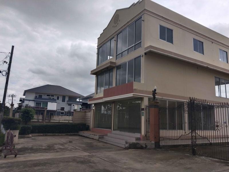 BH2604 ให้เช่าออฟฟิศเดี่ยว 3 ชั้น จอดรถ 4 คัน ทวีวัฒนา กาญจนาภิเษกติดต่อ : คุณชาญ 0945695997 ราคาเช่า 36,000. บาทBH2604ให้เช่าสำนักงาน ออฟฟิศ 2 คูหา 3 ชั้น (อาคารแยกเดี่ยว) อาคารเปล่ากั้นห้องแล้ว ย่านทวีวัฒนา กายจนาภิเษก- ขนาด 60 ตรว. 260 ตรม. โดยประมาณ ไม่รวมที่จอดรถ- จอดรถได้ 4 คัน- ถนนด้านหน้า 6-10 ล้อเข้าได้- ไฟฟ้า 30/100- ห้องน้ำ 2 ห้อง- กั้นห้องกระจกแล้วเรียบร้อยราคาเช่า 36,000. บาทต่อเดือน สัญญาเช่�