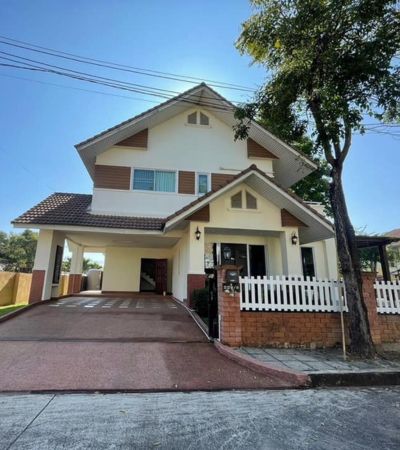 สอบถาม/ติดต่อ โทร : 088 598 6998 หลิน Line ID : positive.gaให้เช่า 55,000/เดือน (สัญญา 1 ปี)*บ้านเดี่ยวในโครงการ ใกล้แยกราชพฤกษ์  Lanna Thara Village (หมู่บ้านล้านนาธารา)   ทำเล หนองควาย, หางดง ใกล้ตัวเมือง 15 นาที.ที่ดิน 156 ตร.วพื้นที่ใช้สอย 297 ตร.ม3 ห้องนอน 4 ห้องน้ำจอดรถ 2 คัน.บ้าน 2 ชั้น (A8) -ห้องทำงาน-ห้องนั่งเล่น -ห้องอาหาร-ห้องเก็บของ-ห้องครัว-ที่ซักรีด.สิ่งอำนวยความสะดวกสระว่ายน้ำฟิตเนสสวนสาธารณะมีการรักษา