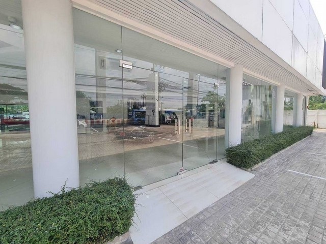 ให้เช่าโชว์รูมพื้นที่ใช้สอย1,483.50 ตารางเมตร ติดถนนศรีนครินทร์ ติดรถไฟฟ้า MRT ศรีกรีฑา จอดรถด้านหน้าได้ 12 คัน เหมาะเปิดโชวร์รูมรถยนตร์