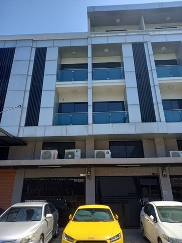 RTJ1597ให้เช่าโฮมออฟฟิศย่าน วิภาวดี รัชดา ลาดพร้าว จตุจักร  เข้า-ออกได้หลาย ทาง วิภาวดีรังสิต ซอย 20เนื้อที่ 20 ตร.ว. พื้นที่ใช้สอย มากกว่า 230 ตารางเมตร  2 ห้องนอน 4 ห้องน้ำ มีห้องน้ำทุกชั้น แอร์2 ตัว  พร้อมที่จอดรถ1 คันราคาเช่า 40,000 บาท/ เดือน มัดจำ3 เดือนล่วงหน้า1 เดือน สัญญาขั้นต่ำ3 ปีสามารถทำออฟฟิศจดทะเบียนได้เข้าออกได้3 ทาง วิภาวดีรังสิต ซอย 20, รัชดา ซอย 19, ลาดพร้าว ซอย 18  แขวง 