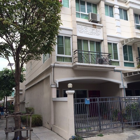 RT01270 ให้เช่าทาวน์โฮม 4 ชั้น พื้นที่ใช้สอย 242 ตร.ม. หลังมุม 3 ห้องนอน 4 ห้องน้ำ แอร์ 4 ตรงข้ามห้างสรรพสินค้า ซีคอนสแควร์ติดต่อ : คุณเด่นชัย 09-8481-8989         :06-2839-4747 Line   :0984818989          : https://line.me/ti/p/ezz8HbMifz         : แอดไลน์ แคปหน้าจอสอบถามได้เลยครับโครงการ,  แกรนด์ เดอวิว ศรีนครินทร์ทาวน์โฮม 4 ชั้น   หน้ากว้าง 5.5 เมตร ลึก 17 เมตร  242 ตร.ม. หลังมุมพร้อมเฟอร์บางส่วน สามารถเป็นที่อยู่อาศัย หรือปรับเป็นสำนักงานได้  