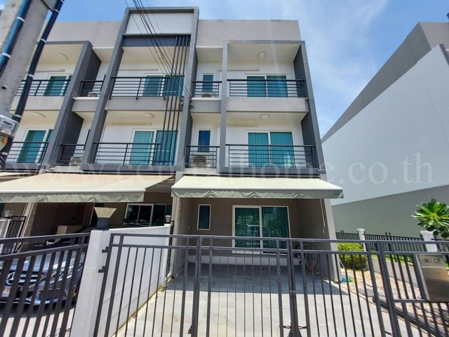 รหัสทรัพย์  4458ทาวน์เฮ้าส์ บ้านกลางเมือง สวนหลวง หลังริม ตรงข้ามคลับเฮ้าส์ที่ตั้ง ถนนเฉลิมพระเกียรติ ร. 9 แขวงดอกไม้ เขตประเวศ กรุงเทพมหานคร 10250รายละเอียดทรัพย์- ทาวน์โฮม 3 ชั้น, ขนาดที่ดิน 31.4 ตารางวา, พื้นที่ใช้สอย 178 ตารางเมตร- หน้าบ้านกว้าง 5 เมตร, หลังริมพร้อมอยู่ สามารถเอาไว้อยู่อาศัยหรือทำเป็นโฮมออฟฟิศก็ได้นะครับ- 3 ห้องนอน, 3 ห้องน้ำ, 1 ห้องรับแขก, 1 ห้องนั่งเล่น, 