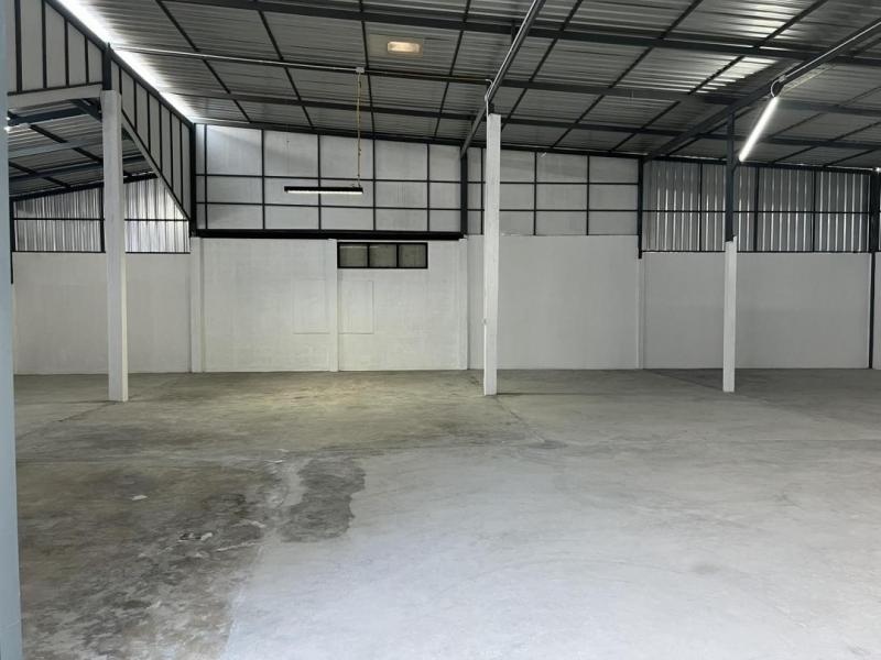 ให้เช่าโกดังสินค้าขนาด 150 ตร.ว ซอยรามอินทรา51 เขตบางเขน เป็นอาคารก่ออิฐฉาบปูน หลังคาเมทัลชีท กว้าง 22 เมตร ลึก 23 เมตร