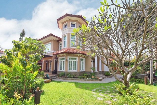   ขายด่วน บ้านเดี่ยว นาราสิริ สาทร วงแหวน ตั้งอยู่บนถนน กาญจนาภิเษก แขวงหลักสอง เขตบางแค กรุงเทพมหานคร 10160----------------------------------------สนใจสอบถามรายละเอียด/นัดชมบ้าน094-332-3521 คุณนัท ณัฐฐิญาLine :  https://line.me/ti/p/mPHw5b6YBE --------------------------------------------      รายละเอียดบ้าน-บ้านเดี่ยว 2 ชั้น  ขนาดที่ดิน 134.1 ตรว.-พื้นที่ใช้สอย 285 ตรม.-4 ห้องนอน 3 ห้องน้ำ 1 ห้องครัว และ 1ห้องแม่บ้าน+1ห้องน้ำแยกส่วน และ 4 ที่จอดรถ-โซนหน้าบ้าน เป็