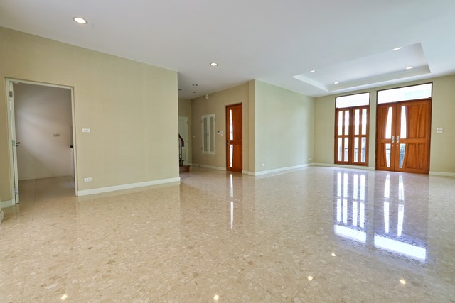 บ้าน   แกรนด์ บางกอก บูเลอวาร์ด สาทร  18600000 บาท.   พื้้นที่กว้างขวาง กรุงเทพ