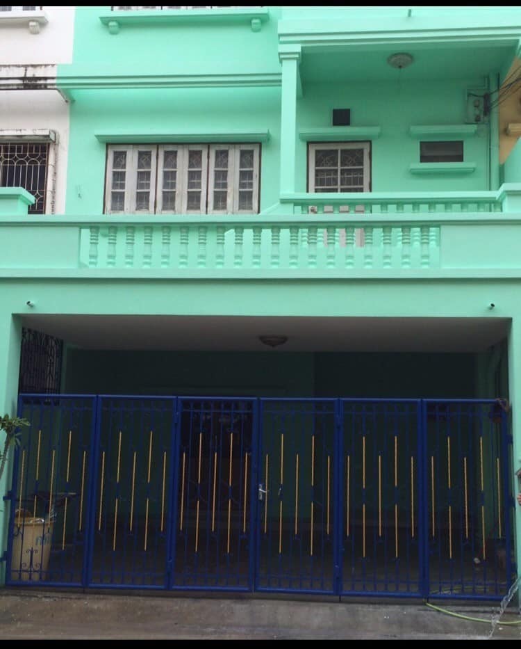 RTJ1598ให้เช่าทาวน์โฮมย่านพระราม3 เจริญราษฏร์ ซอย7 มี4ห้องนอน 3ชั้น ย่านพระราม3 หมู่บ้านศรีไทยวิลล่า เนื้อที่28.9 ตรว. 4 ห้องนอน  5 ห้องน้ำ แอร์3 ตัว ที่จอดรถ2 คันสนใจติดต่อเจี๊ยบ092-851-6969Line:keti2522ราคาเช่า 24,000/เดือน ประกัน2 ล่วงหน้า1 สัญญาขั้นต่ำ1 ปี(ไม่รวมค่าส่วนกลาง ค่ารปภ.และค่าขยะรวมเดือนละ600บาท)แขวง บางโคล่ เขตบางคอแหลม กรุงเทพมหานคร 10120ให้เช่าทาวน์โฮม3ชั้นหมู่บ้านศรีไทยวิลล่