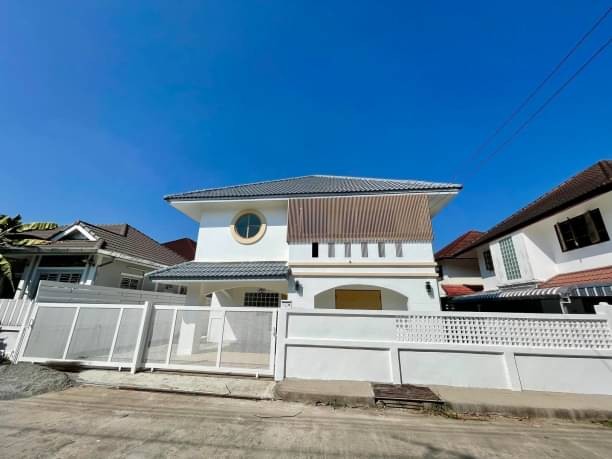 ด่วนลดราคาถูกสุด 2.35 ล้าน 42 ตรว. 5 นอน 2 น้ำ บ้านเดี่ยว 2 ชั้น หลังใหญ่ #รีโนเวทใหม่ #สไตล์โมเดิร์นมินิมอล #ใกล้เซ็นทรัลเฟส  5 นาที #ราคาถูกกว่าบ้านชั้นเดียวพื้นที่ 42 ตรว.5 ห้องนอน 2 ห้องน้ำ1 ห้องครัว1 ห้องโถง2-3 ที่จอดรถลดราคาเหลือ 2,350,000 บาท ค่าโอนคนละครึ่งบริ​การยื่น​สินเชื่อ​ทุก​ธนาคาร​ฟรี​ ไม่มีค่าใช้จ่ายเอกสารที่ใช้ยื่นแบงค์สำหรับพนักงาน​ทำงานประจำ1. สำเนาบัตรประช