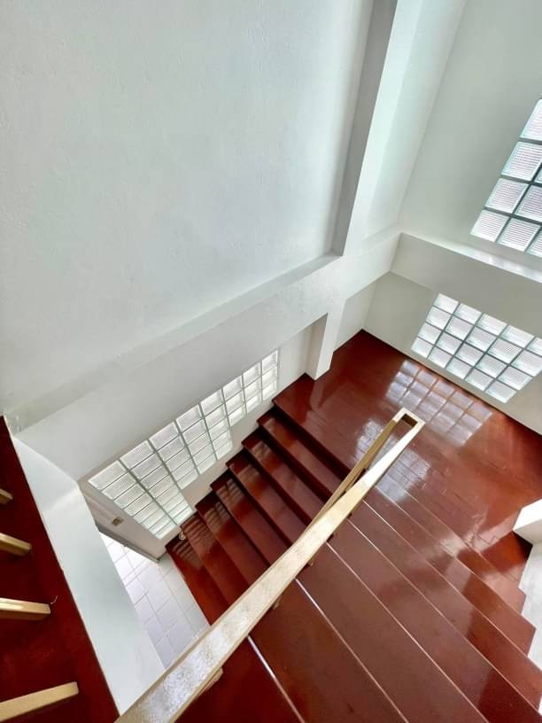 ด่วนลดราคาถูกสุด 2.35 ล้าน 42 ตรว. 5 นอน 2 น้ำ บ้านเดี่ยว 2 ชั้น หลังใหญ่ รีโนเวทใหม่ สไตล์โมเดิร์นมินิมอล ใกล้เซ็นทรัลเฟส  5 นาที