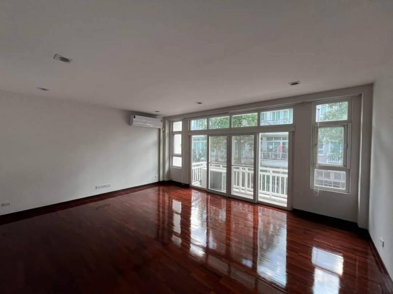 รหัสทรัพย์ R2934 ให้เช่า  โฮมออฟฟิศ 3.5 ช้ัน ปรับปรุงใหม่ หมู่บ้านหงษ์นคร ย่านสุขุมวิท พระโขนง เหมาะกับหลายธุรกิจ