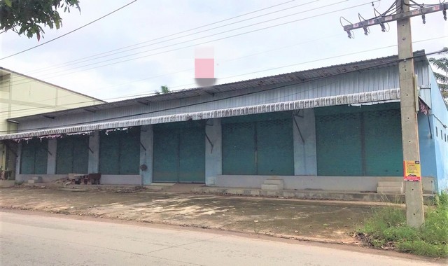 รายละเอียดเพิ่มเติมCode ID :  PKK02-14522ราคาขาย        5,478,000 บาท- ขนาดพื้นที่ :  185 ตร.ว (1 งาน / 85 ตร.ว)- พื้นที่ใช้สอย :    540 ตร.ม- จำนวนห้อง :  - ห้องนอน 1 ห้องน้ำ (1 ห้องโถง)- ที่จอดรถ :   1-2 คัน- บ้านเดี่ยว :     1 ชั้น- บ้านเดี่ยวหันทางทิศ : -- อายุอาคาร :    9 ปีพิกัดทรัพย์  :    https://maps.app.goo.gl/RVTh7SZuMahGiQSh7สถานที่ใกล้เคียง- ใกล้ตลาดนัดต้นปาล์ม บางสวรรค์- ใกล้โรงเรียนวัดบางสวรรค์- ใกล้วัดบางสวรรค์- ใกล้โรงเรียนอนุบาลเพียรจรั