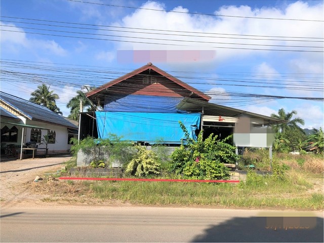 รายละเอียดเพิ่มเติมCode ID :  PKK02-14329ราคาขาย        1,269,000 บาท- ขนาดพื้นที่ :  53.60 ตร.ว - พื้นที่ใช้สอย :   135 ตร.ม- จำนวนห้อง :  1 ห้องนอน 1 ห้องน้ำ- ที่จอดรถ :  1-2 คัน- บ้านเดี่ยว :     1 ชั้น- บ้านเดี่ยวหันทางทิศ : -- อายุอาคาร :    37 ปีพิกัดทรัพย์  :    https://maps.app.goo.gl/UDkBtLogMtpToiLx6สถานที่ใกล้เคียง- ใกล้ตลาดนัดต้นปาล์ม บางสวรรค์- ใกล้โรงเรียนบางสวรรค์วิทยาคม- ใกล้โรงพยาบาลปลายพระยา- ใกล้วัดถ้ำปราสาทนาฬาคิริงสอบถามเพิ