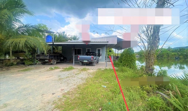 รายละเอียดเพิ่มเติมCode ID : PKK02-15110ราคาขาย        3,022,000 บาท- ขนาดพื้นที่ :    300 ตร.ว (3 งาน)- พื้นที่ใช้สอย :     188.50 ตร.ม- จำนวนห้อง :  2 ห้องนอน 2 ห้องน้ำ- ที่จอดรถ :  1 คัน- บ้านเดี่ยว :     1 ชั้น- บ้านเดี่ยวหันทางทิศ : -- อายุอาคาร :    6 ปีพิกัดทรัพย์  :     https://maps.app.goo.gl/JAwduQvWcNQhF9pY7สถานที่ใกล้เคียง- ใกล้ตลาดสดจิดาภา- ใกล้โลตัส โกเฟรช แยกกม.18 สุราษฎร์ธานี - ใกล้โรงเรียนบ้านนาค้อ- ใกล้วัดกุศลศรัทธารามสอบถามเพิ่มเติม/�