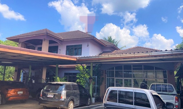 รายละเอียดเพิ่มเติมCode ID : PKK02-13856ราคาขาย        10,940,000 บาท- ขนาดพื้นที่ :   421 ตร.ว (1 ไร่ / 21 ตร.ว)- พื้นที่ใช้สอย :    508.15 ตร.ม- จำนวนห้อง :  3 ห้องนอน 4 ห้องน้ำ- ที่จอดรถ :  1 คัน- บ้านเดี่ยว :     2 ชั้น- บ้านเดี่ยวหันทางทิศ : -- อายุอาคาร :    13 ปีพิกัดทรัพย์  :     https://maps.app.goo.gl/TCzKfJhtXgh8sRZd8สถานที่ใกล้เคียง- ใกล้โลตัส โกเฟรช บ้านนาเดิม- ใกล้โรงพยาบาลบ้านนาเดิม- ใกล้วัดสวยศรีพุทธาราม- ใกล้โรงเรียนบ้านหนองเรียนสอบถามเ�