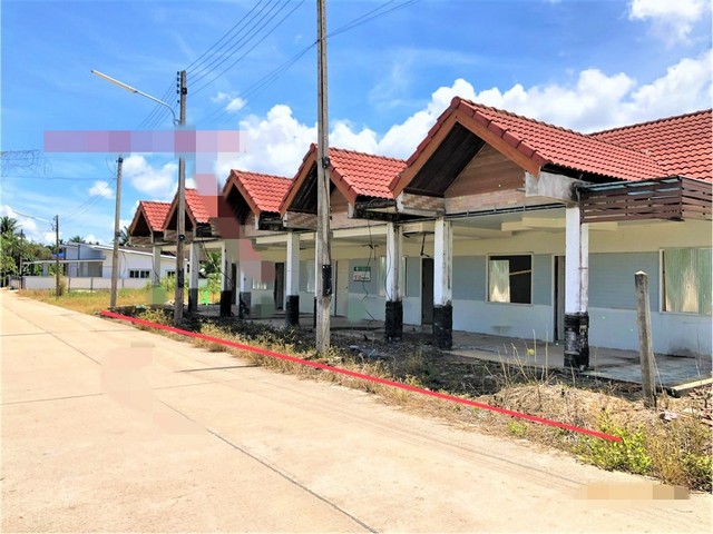 รายละเอียดเพิ่มเติมCode ID : PKK02-12371ราคาขาย        3,615,000 บาท- ขนาดพื้นที่ :      248 ตร.ว (2 งาน / 48 ตร.ว)- พื้นที่ใช้สอย :  - ตร.ม- จำนวนห้อง :  - ห้องนอน - ห้องน้ำ- ที่จอดรถ :  1 คัน- บ้านเดี่ยว :     1 ชั้น- บ้านเดี่ยวหันทางทิศ : -- อายุอาคาร :    11 ปีพิกัดทรัพย์  :     https://maps.app.goo.gl/KXLeoFyNoeFp52cs8สถานที่ใกล้เคียง- ใกล้โลตัส โกเฟรช บ้านตาขุน - ใกล้บิ๊กซี ดีโป้ บ้านตาขุน- ใกล้โลตัส พนม- ใกล้โรงพยาบาลบ้านตาขุนสอบถามเพิ่มเติม/นัดช�