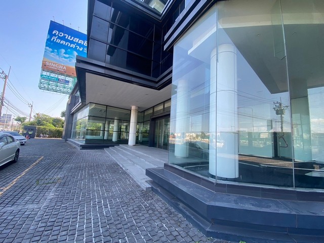 ขายให้เช่าโชว์รูม 4 ชั้น ติดถนนมอเตอร์เวย์-พระราม 9  ขนาดพื้นที่ใช้สอย 6,000 ตรม.พร้อมลิฟท์โดยสาร พร้อมรองรับที่จอดรถสำหรับลูกค้า