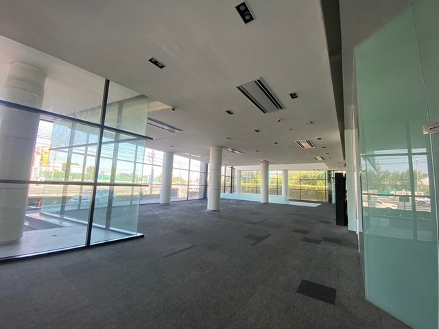 ขายให้เช่าโชว์รูม 4 ชั้น ติดถนนมอเตอร์เวย์-พระราม 9  ขนาดพื้นที่ใช้สอย 6,000 ตรม.พร้อมลิฟท์โดยสาร พร้อมรองรับที่จอดรถสำหรับลูกค้า