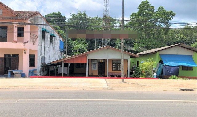 รายละเอียดเพิ่มเติมCode ID  :    PKK02-09357ราคาขาย       1,847,000 บาท- ขนาดพื้นที่ :   60 ตร.ว - พื้นที่ใช้สอย :    129.50 ตร.ม- จำนวนห้อง :   1 ห้องนอน 1 ห้องน้ำ- ที่จอดรถ :    1-2 คัน- บ้านเดี่ยว  :    1 ชั้น- บ้านเดี่ยวหันทางทิศ : -- อายุอาคาร :    31 ปีพิกัดทรัพย์   :   https://maps.app.goo.gl/2S82cYAkLMh2Cr5t7สถานที่ใกล้เคียง- ใกล้ตลาดนัดเขานิพันธ์- ใกล้แม็คโคร เวียงสระ- ใกล้โลตัส เวียงสระ- ใกล้วัดเขานิพันธ์สอบถามเพิ่มเติม/นัดชมโทร. 097-419-5982(พลอย)โท�