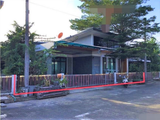 รายละเอียดเพิ่มเติมCode ID : PKK02-15697ราคาขาย          3,700,000 บาท- ขนาดพื้นที่ :   61.50 ตร.ว- พื้นที่ใช้สอย :   130.50 ตร.ม- จำนวนห้อง :   3 ห้องนอน 2 ห้องน้ำ- ที่จอดรถ :   1-2 คัน- บ้านเดี่ยว :     1 ชั้น- บ้านเดี่ยวหันทางทิศ : -- อายุอาคาร :    6 ปีพิกัดทรัพย์ :     https://maps.app.goo.gl/XAN6n4RHPWUDGztYAสถานที่ใกล้เคียง- ใกล้โลตัส โกลเฟรช สิงหนคร- ใกล้โลตัส โกเฟรช บ้านควนหิน สงขลา- ใกล้โรงพยาบาลส่งเสริมสุขภาพตำบลน้ำน้อย- ใกล้ตลาดเบญจพรสอบถ