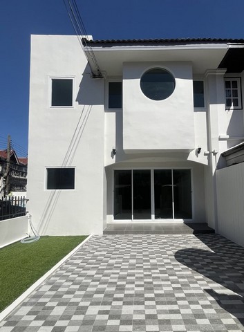 ขายด่วน!! ทาวน์โฮม 2 ชั้นหลังริม พื้นที่ 27.5 ตรว. หมู่บ้านติดถนนอ่อนนุช หันหน้าทิศใต้ รีโนเวทใหม่สไตล์มินิมอล นอร์ดิก เพดานห้องนอนสูงโปร่ง