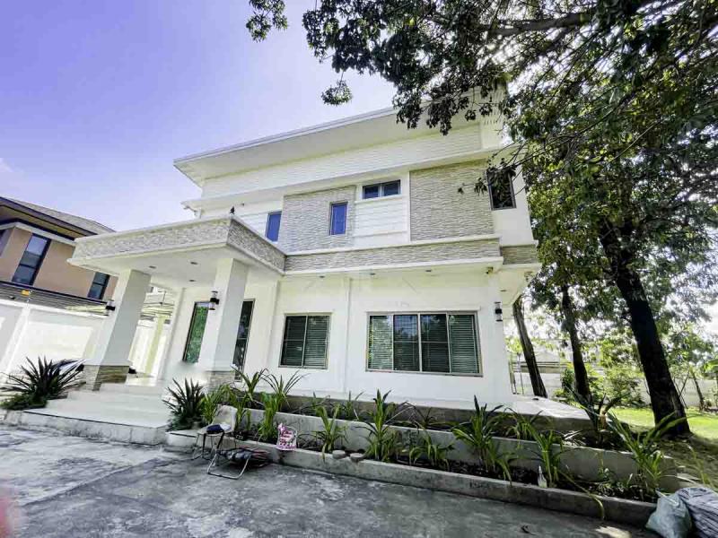 BHL555บ้าน 2 หลัง พร้อมที่ดิน สุขาภิบาล 5 สายไหมที่ตั้ง :  ซอย พรพระร่วงประสิทธิ์  แขวง ออเงิน เขต สายไหม กรุงเทพรายละเอียดบ้าน- มีบ้าน 2 หลังในที่ดินเดียวกัน- บ้านหลังใหญ่ 350 ตร.ว. พื้นที่ใช้สอย 300 ตร.ม.- 4 ห้องนอน 4 ห้องน้ำ - 3 ที่จอดรถ มีห้องแม่บ้าน 2 ห้องนอน 1 ห้องน้ำ- 1 ห้องเก็บของ- ชั้น 2 มีระเบียงกว้าง - ติดแอร์ทุกห้อง - ครัวตกแต่งด้วยบิ้วอินอย่างดี - มีเตาไฟฟ้า  ฮู้ดดูดควัน แอร์ 