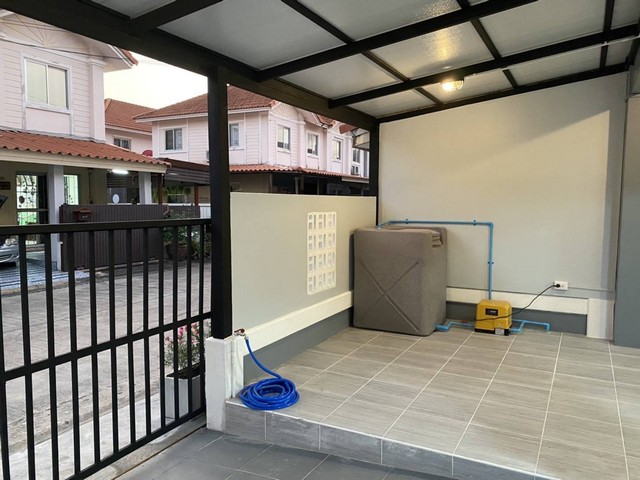 พฤกษา33   ขายทาวน์เฮ้าส์  27 ตารางวา  หลังบ้านไม่ชนใคร   ตกแต่งใหม่ พร้อมครัวต่อเติม