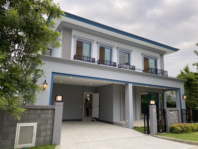 **ขายด่วน** บ้านเดี่ยว Grandio Bangkae โครงการหรู น่าอยู่ เพื่อนบ้านน่ารักบ้านคุณภาพ บนถนนกาญจนาภิเษก บางแครายละเอียด- บ้านเดี่ยว 2 ชั้น หลังมุม- แบบ 4 ห้องนอน, 4 ห้องน้ำ, ครัวไทย, ห้องนั่งเล่น- ขนาดที่ดิน 55.8 ตรว.- หน้าบ้านหันทิศใต้ ลมดีรับทรัพย์- ขายเพียง 9.8 ล้านบาทสถานที่ใกล้เคียง- MRT หลักสอง- The Mall บางแค, ซีคอนบางแค, Makro, Lotus**********************************ติดต่อ: เอื้อ 092-328-7914Line ID: aeroaur**********************************#แกรนดิโอบางแ