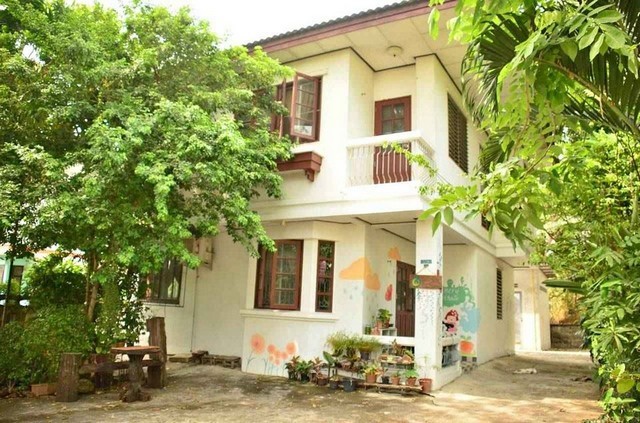 RHT1434ขายหรือให้เช่าบ้านเดี่ยว2 ชั้นย่านกิ่งแก้ว 41โครงการหมู่บ้านจามจุรี ใกล้สถานีรถไฟฟ้าแอร์พอร์ตลิงค์ลาดกระบัง โครงการมีทะเลสาบเนื้อที่  73 ตารางวา 4 ห้องนอน 2 ห้องน้ำ  แอร์ 2 ตัว จอดรถได้ 2 คันสนใจติดต่อคุณเจี๊ยบ 092-851-6969Line:keti2522ราคาเช่า 35,000/เดือน ราคาขาย 8.9 ล้านบาท(ค่าโอนคนละครึ่ง) ซอย หมู่บ้านจามจุรี ตำบลราชาเทวะ อำเภอบางพลี สมุทรปราการ 10540 ในกิ่งแก้ว 41 หมู่บ้านจามจุรี 