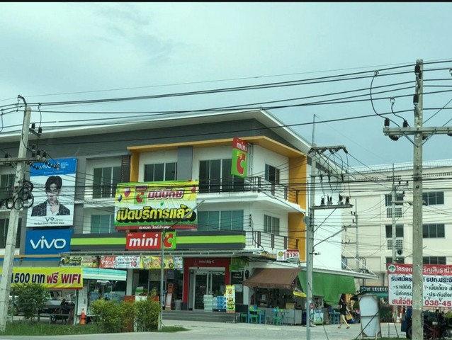 ขายอาคารพาณิชย์ 3 คูหา 3ชั้น ห้องมุม โครงการเจริญสินธานี พานทอง ทำเลดีเดินทางสะดวก ใกล้สถานที่สำคัญมากมายในชลบุรี ราคาขาย 18,000,000 บาทพื้นที่ 71 ตารางวา แถมพื้นที่ข้างมี 3 ห้องน้ำพร้อมผู้เช่า 6 ปี รายได้ เกือบ 800,000 บาทต่อปี ที่ตั้ง ตำบล พานทอง อำเภอ พานทอง จังหวัด ชลบุรีhttps://maps.app.goo.gl/Z8xvY7K5Vkp4TAgJ8?g_st=icสนใจติดต่อสอบถามโทร 081-7813583 คุณทิพย์