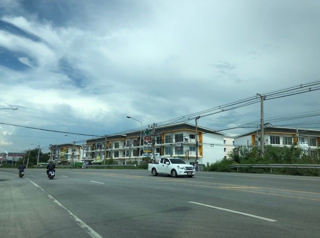 ขายอาคารพาณิชย์ 3 คูหา 3ชั้น ห้องมุม โครงการเจริญสินธานี พานทอง ทำเลดีเดินทางสะดวก ใกล้สถานที่สำคัญมากมายในชลบุรี