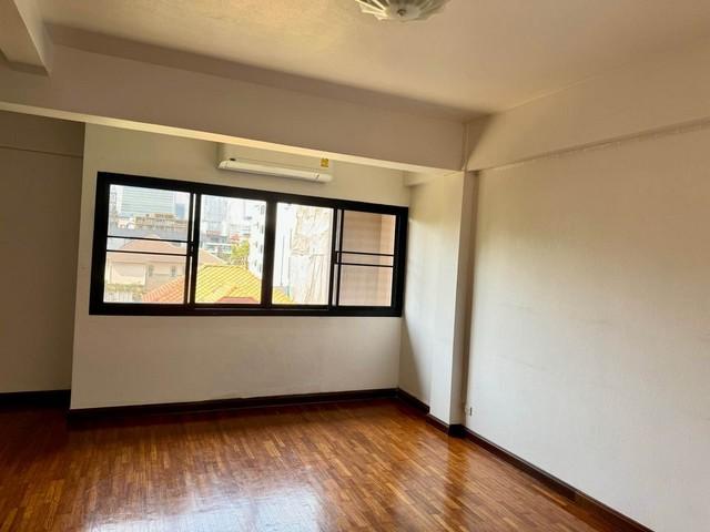 ให้เช่าทาวน์โฮม 4 ชั้น ย่านสุขุมวิทซอย 4  พร้อมอยู่ ใกล้ BTS นานา