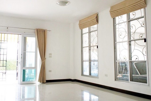 ห้เช่าโฮฒออฟฟิศ 3.5 ชั้น หน้ากว้าง 10 เมตร พื้นที่ใช้สอย198 ตร.ม หมู่บ้านกลางเมือง ลาดพร้าว-โยธินพัฒนา ซอยประดิษฐ์มนูธรรม 19