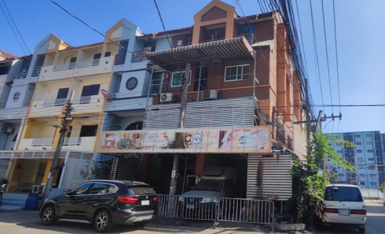 ขายทาวน์โฮม4 ชั้น 2คูหา บ้านเกษราคลาสสิคโฮม เสรีไทย 81/2 ติดถนนใหญ่ เหมาะอาศัย ทำสำนักงาน ธุรกิจได้