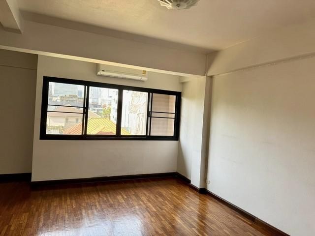 PB3721 ให้เช่าโฮมออฟฟิศ 5 ชั้น ย่าน สุขุมวิทซอย 4 ใกล้ BTS นานา มีที่จอดรถหน้าตึก 4 คัน