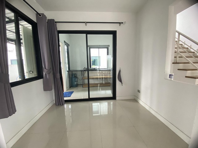 ขายบ้านพร้อมเข้าอยู่ได้เลย โครงการหมู่บ้านมณีรินทร์ไพเวซี่  ต.หนองขาม พื้นที่ 65 ตรว. (บ้านหัวมุมสวยๆ)