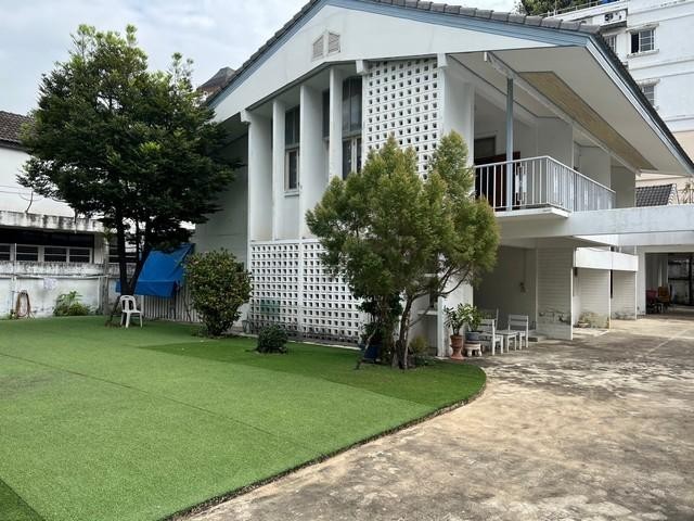 PO189 ขาย ที่ดิน พร้อมบ้าน เนื้อที่ 323 ตรว.ใจกลางเอกมัย ใกล้บิกซี เอกมัยดองกิ มอลล์ เหมาะซื้อสร้างบ้าน มีบริเวณร่มรื่น