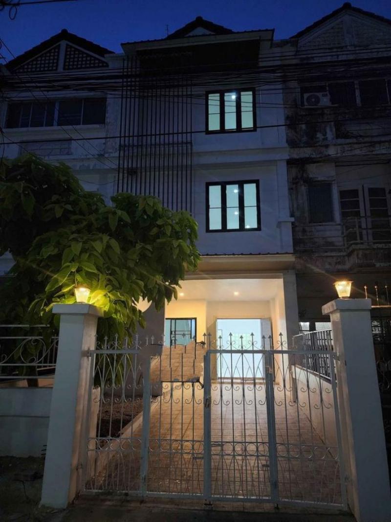 EPL-HS1034 ขายทาวน์โฮม3ชั้น รีโนเวทใหม่ ใกล้ BTS อ่อนนุช ซอยอ่อนนุช 44 ขนาด22ตรว. พื้นที่ใช้สอยภายใน 136 ตร.ม. 4 ห้องนอน 3 ห้องน้ำ