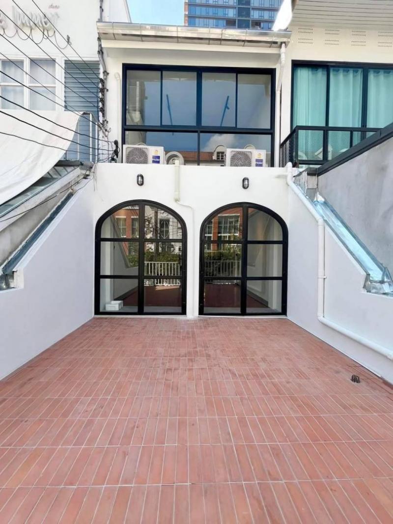 EPL-HR3017 ให้เช่า ทาวน์เฮาส์ 4 ชั้น ทำเลใจกลางเมือง ทองหล่อ สุขุมวิท รีโนเวทใหม่  พื้นที่ใช้สอย 288 ตารางเมตร 2 ห้องนอน 3 ห้องน้ำ