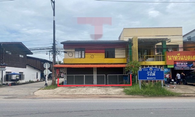 รายละเอียดเพิ่มเติมCode ID :    PKK02-15282ราคาขาย        6,510,000 บาท- ขนาดพื้นที่ :    51 ตร.ว - พื้นที่ใช้สอย :     250 ตร.ม- จำนวนห้อง :    4 ห้องนอน 3 ห้องน้ำ- ที่จอดรถ :    1-2 คัน- บ้านเดี่ยว :      2 ชั้น- บ้านเดี่ยวหันทางทิศ : -- อายุอาคาร :    51 ปีพิกัดทรัพย์ :   https://maps.app.goo.gl/dxrptJ8yCtaCFveT7สถานที่ใกล้เคียง- ใกล้บิ๊กซี ซูเปอร์เซ็นเตอร์ นาทวี- ใกล้โรงพยาบาลสมเด็จพระบรมราชินีนาถ ณ อำเภอนาทวี- ใกล้โรงเรียนบ้านนาทวี- ใกล้โรงเรียน