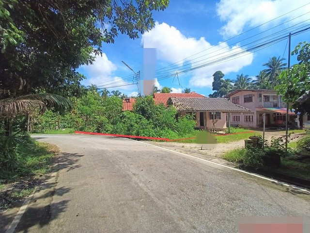 รายละเอียดเพิ่มเติมCode ID :    PKK02-10274ราคาขาย        1,834,000 บาท- ขนาดพื้นที่ :  166.10 ตร.ว (1 งาน / 66.10 ตร.ว)- พื้นที่ใช้สอย :     134.50 ตร.ม- จำนวนห้อง :    1 ห้องนอน 1 ห้องน้ำ- ที่จอดรถ :    1-2 คัน- บ้านเดี่ยว :      1 ชั้น- บ้านเดี่ยวหันทางทิศ : -- อายุอาคาร :    13 ปีพิกัดทรัพย์ :   https://maps.app.goo.gl/3udGTyjHSmLCRBWE9สถานที่ใกล้เคียง- ใกล้เทสโก้ โลตัส เอ็กเพลส สะท้อน- ใกล้โรงเรียนบ้านสม็อง- ใกล้น้ำตกโตนลาด- ใกล้โรงเรียนบ้านเกาะค่างสอบถามเพ