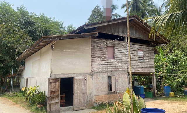 รายละเอียดเพิ่มเติมCode ID :    PKK02-14661ราคาขาย          1,013,000 บาท- ขนาดพื้นที่ :   77.10 ตร.ว - พื้นที่ใช้สอย :     198 ตร.ม- จำนวนห้อง :    1 ห้องนอน 1 ห้องน้ำ- ที่จอดรถ :    1-2 คัน- บ้านเดี่ยว :      2 ชั้น- บ้านเดี่ยวหันทางทิศ : -- อายุอาคาร :    43 ปีพิกัดทรัพย์ :   https://maps.app.goo.gl/4PWBgyxqkq8CZX3XAสถานที่ใกล้เคียง- ใกล้โลตัส โกเฟรช บ้านควนหิน สงขลา- ใกล้โรงเรียนนิด้าศึกษา- ใกล้โรงเรียนดีนุลอิสลาม- ใกล้โรงเรียนสรรเสริญอิสลามสอบถามเ