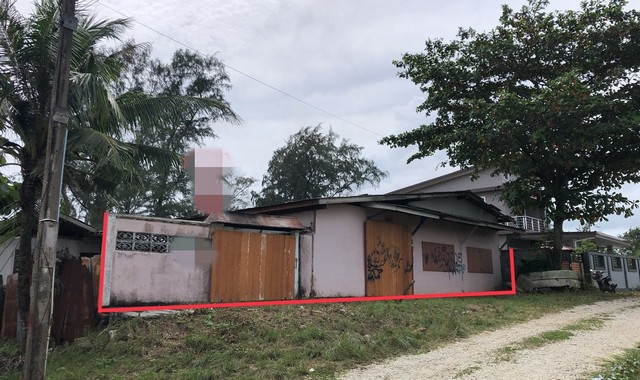 รายละเอียดเพิ่มเติมCode ID :    PKK02-14525ราคาขาย          2,010,000 บาท- ขนาดพื้นที่ :   99.40 ตร.ว - พื้นที่ใช้สอย :     270 ตร.ม- จำนวนห้อง :    3 ห้องนอน 2 ห้องน้ำ- ที่จอดรถ :    1-2 คัน- บ้านเดี่ยว :      1 ชั้น- บ้านเดี่ยวหันทางทิศ : -- อายุอาคาร :    25 ปีพิกัดทรัพย์ :   https://maps.app.goo.gl/RBncP5HDpnqSnkJ5Aสถานที่ใกล้เคียง- ใกล้โรงเรียนวัดเกาะถ้ำ- ใกล้ตลาดเบญจพร- ใกล้วัดบางดาน- ใกล้โรงเรียนอนุบาลท่าสะอ้านสอบถามเพิ่มเติม/นัดชมโทร. 097-419-5982(พลอย)�