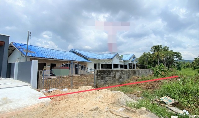 รายละเอียดเพิ่มเติมCode ID :    PKK02-10600ราคาขาย           6,430,000 บาท- ขนาดพื้นที่ :   574.50 ตร.ว (1 ไร่ / 1 งาน / 74.50 ตร.ว) - พื้นที่ใช้สอย :     516 ตร.ม- จำนวนห้อง :    5 ห้องนอน 3 ห้องน้ำ- ที่จอดรถ :    1-2 คัน- บ้านเดี่ยว :      1 ชั้น- บ้านเดี่ยวหันทางทิศ : -- อายุอาคาร :    19 ปีพิกัดทรัพย์ :   https://maps.app.goo.gl/zbeuU5wnkbXgvKmz8สถานที่ใกล้เคียง- ใกล้โลตัส สงขลา- ใกล้โรงพยาบาลสงขลา- ใกล้ตลาดเบญจพร - ใกล้มหาวิทยาลัยราชภัฏสงขลาสอบถามเพิ่มเติม/นัดช�