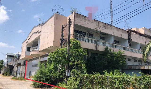 รายละเอียดเพิ่มเติมCode ID :    PKK02-10318ราคาขาย           12,884,000 บาท- ขนาดพื้นที่ :   248.50 ตร.ว (2 งาน / 48.50 ตร.ว) - พื้นที่ใช้สอย :     1855.50 ตร.ม- จำนวนห้อง :    3 ห้องนอน 4 ห้องน้ำ- ที่จอดรถ :    1-2 คัน- บ้านเดี่ยว :      2 ชั้น- บ้านเดี่ยวหันทางทิศ : -- อายุอาคาร :    30 ปีพิกัดทรัพย์ :   https://maps.app.goo.gl/sarVHcpnG51zYFy99สถานที่ใกล้เคียง- ใกล้ตลาดสุขใจ ขวัญใจทุกคน- ใกล้โลตัสโกเฟรช @ ท่าสะอ้าน สงขลา- ใกล้โรงพยาบาลเมืองสงขลา - ใกล้ตลาดสี่แยกการ�